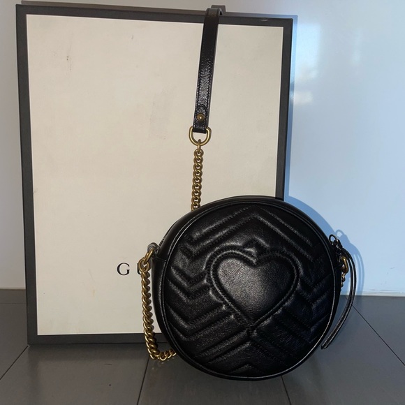 Round Gucci GG Marmont bag in black. Exterior is in impecable condition. - Picture 7 of 7